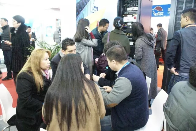 众赢国际版业务人员接待国外客户