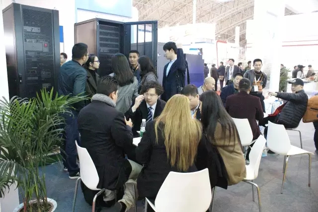 众赢国际版业务人员与客户洽谈