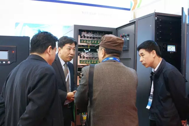 众赢国际版销售人员向客户介绍产品细节