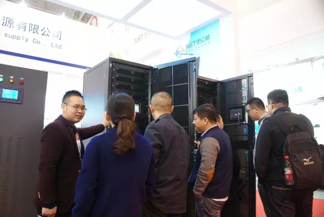 众赢国际版销售人员向客户介绍产品细节