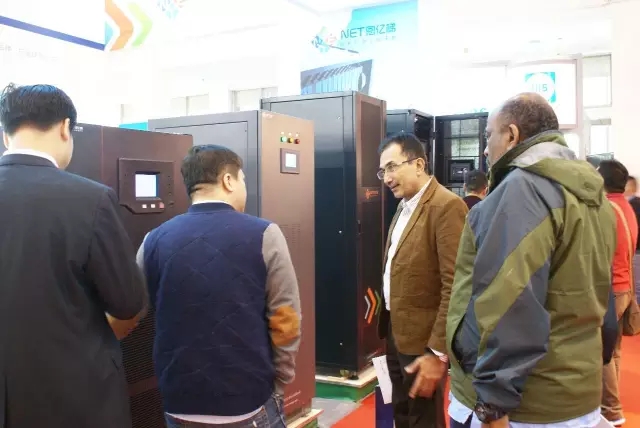 众赢国际版销售人员向客户介绍产品细节